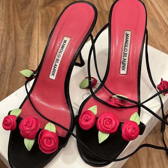 🔥Hot Pick🔥Brand New Manolo Blahnik Leather Rose-detail Lace-up Sandals - Picture 4 of 9